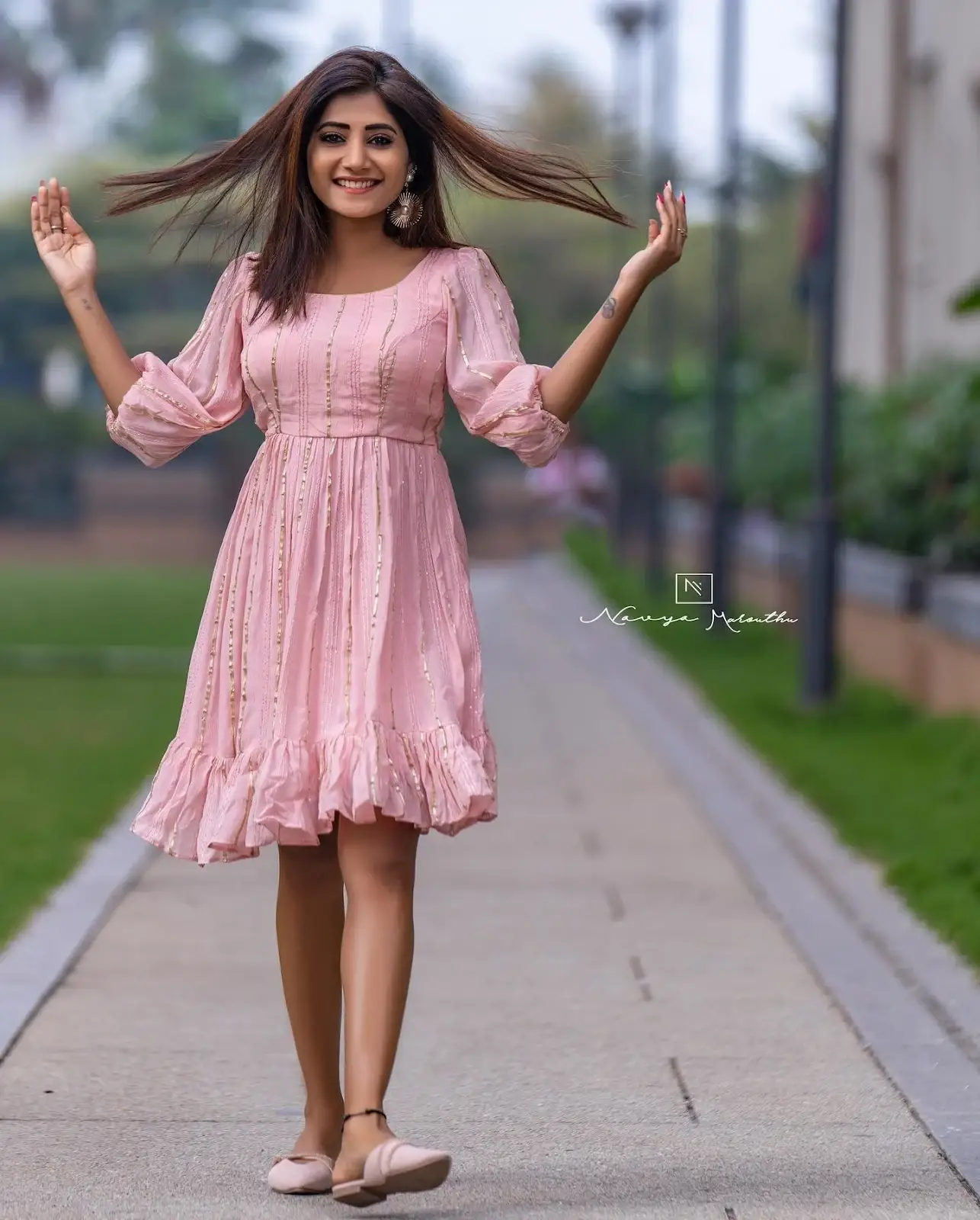 Indian TV Model Vasanthi Krishnan Long Legs Show in Mini Pink Skirt